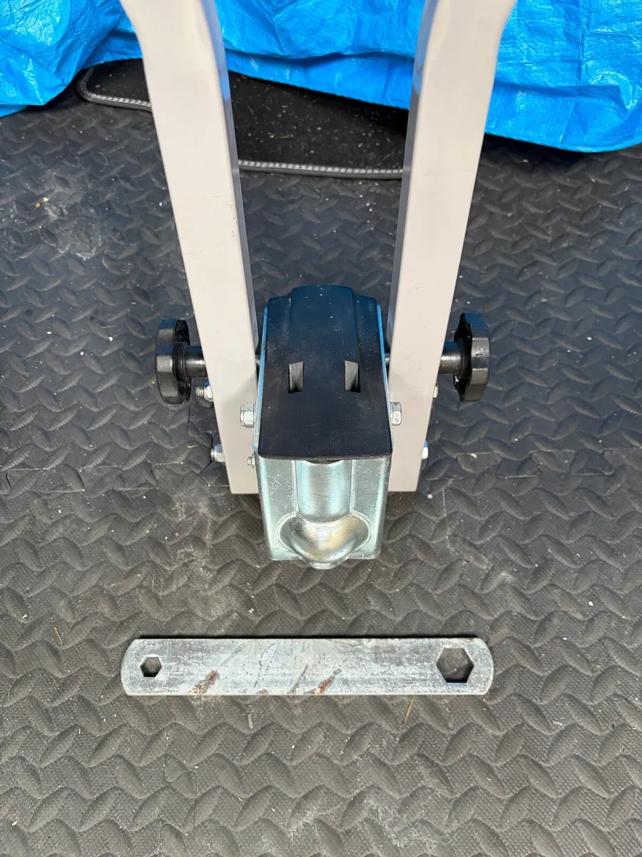 Peruzzo towbar mounted 3 bike carrier. - Image 2