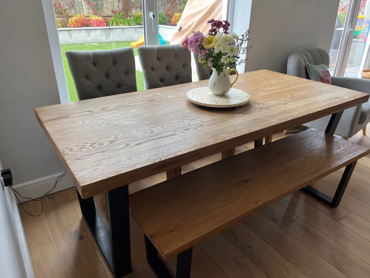 Solid oak dining table, dining bench and 3 chairs - Image 4