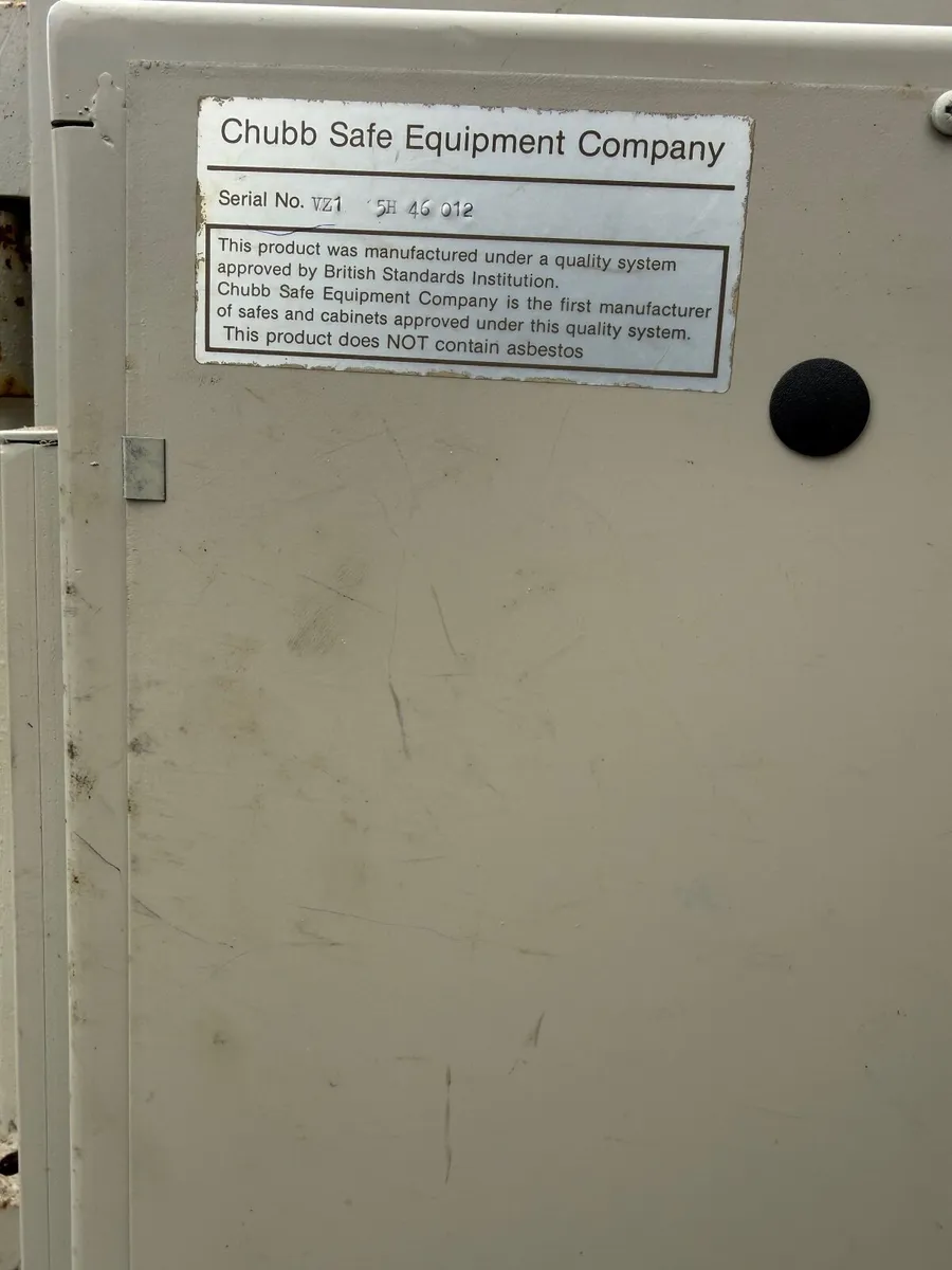 Reclaimed Chubb safe with key - Image 2