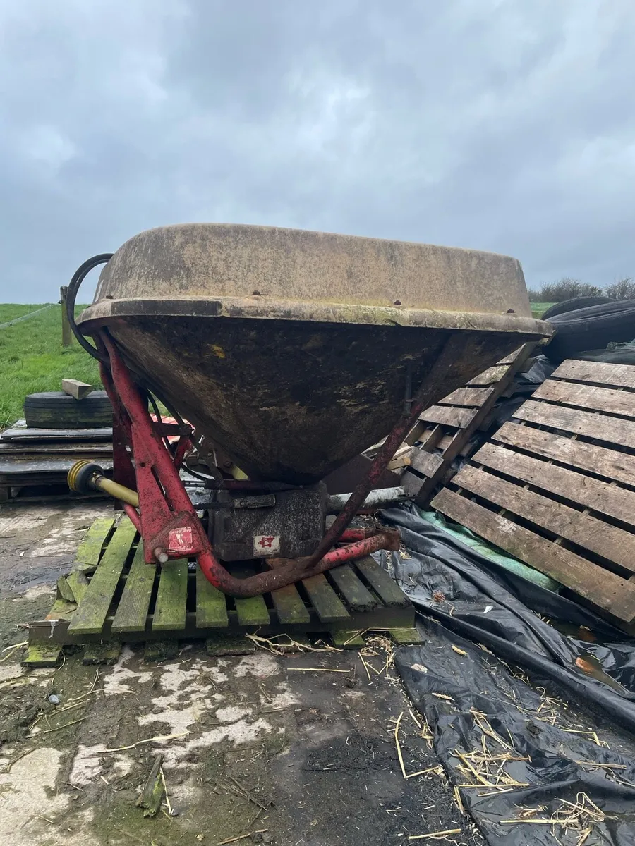 Vicon fertiliser spreader