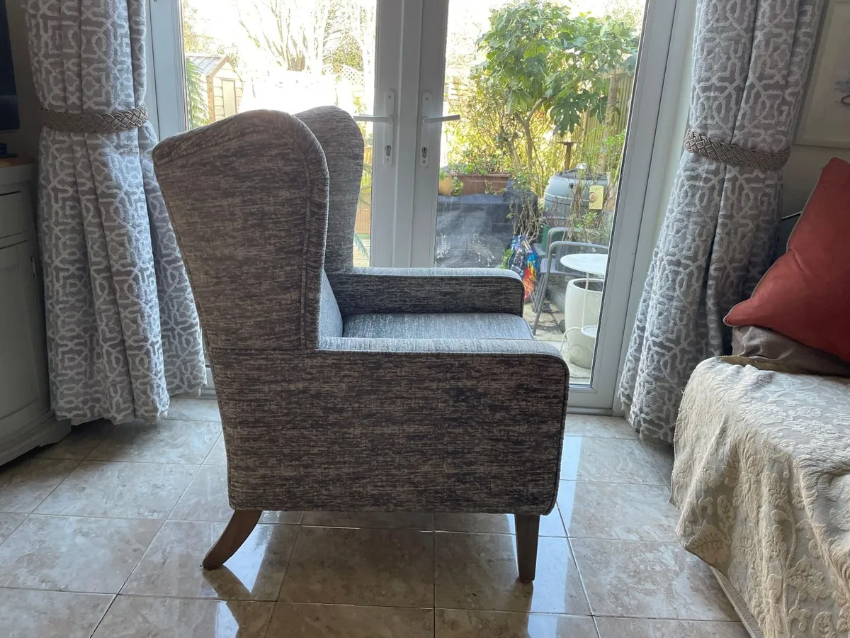 Lounge Chairs for sale in excellent condition - Image 2