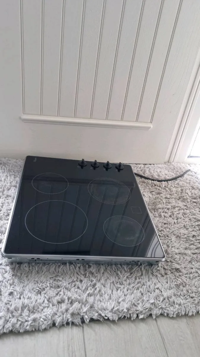 Whirlpool Black Ceramic Hob - Image 3