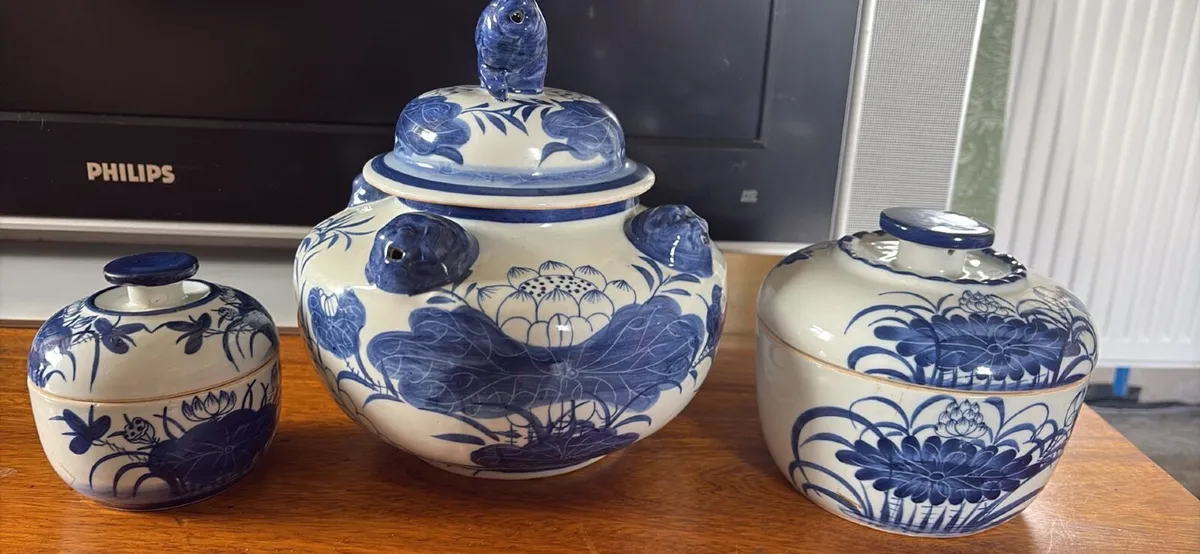 Chinese painted pot - Image 1