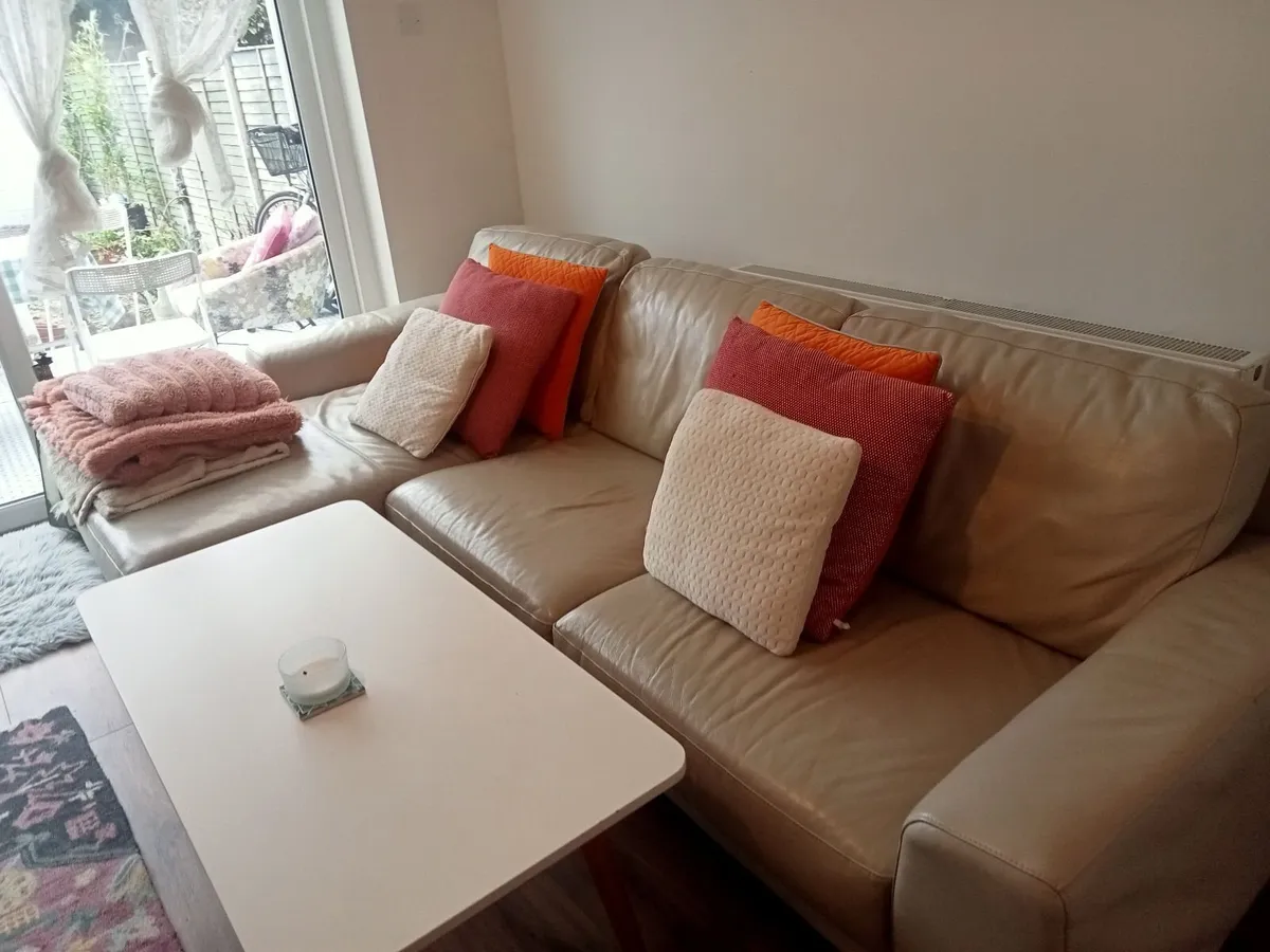 Butter leather sofa with eight chaise longue - Image 3