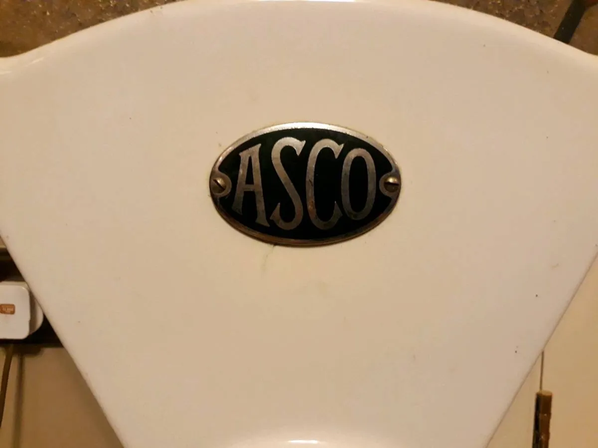 Antique weighing scales - Image 2