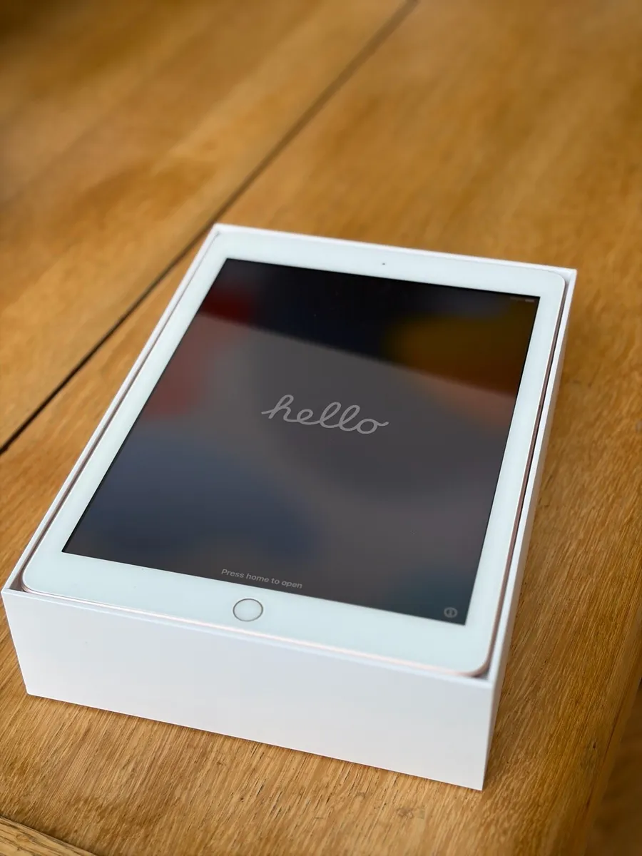 Apple iPad 32gb WiFi(Gen6). Blush Gold - Image 1