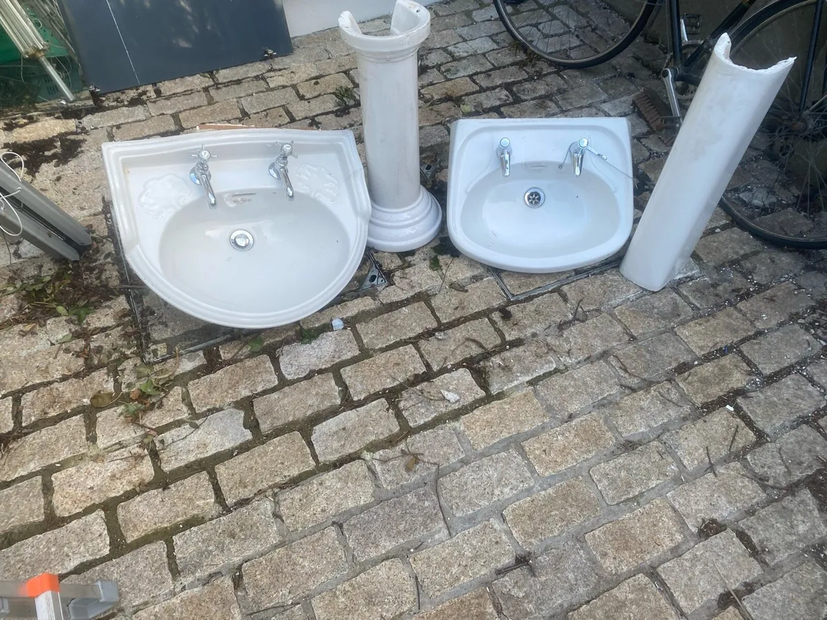 Bathroom fixtures - Image 1