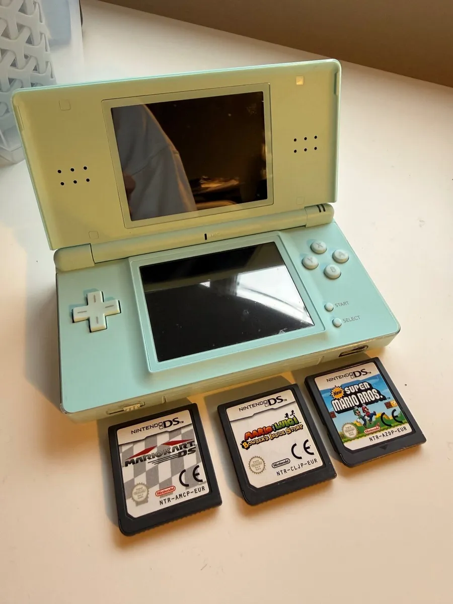 Nintendo DS Lite with games - Image 1