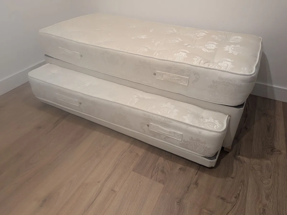 Single/double bed with 2 mattresses - Image 1
