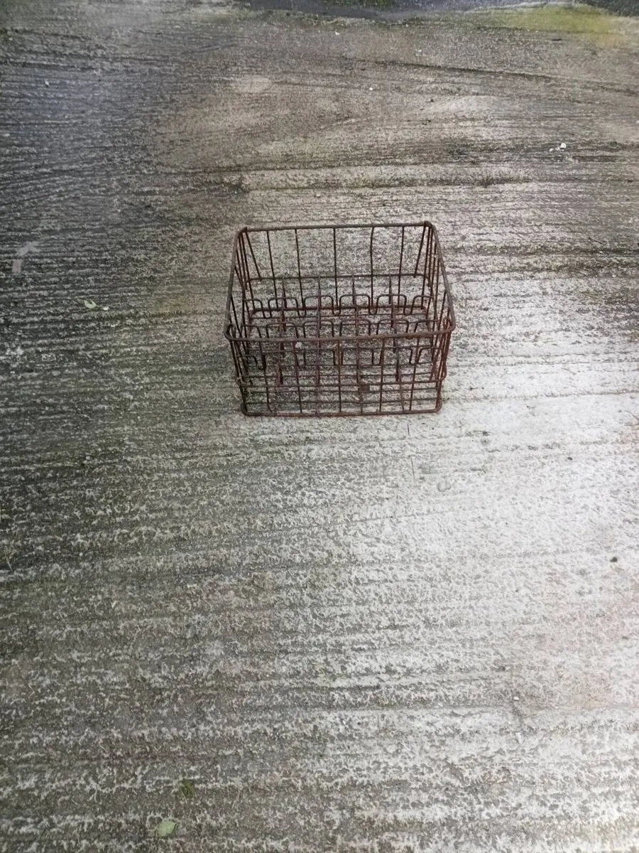 Old milk crate - Image 2
