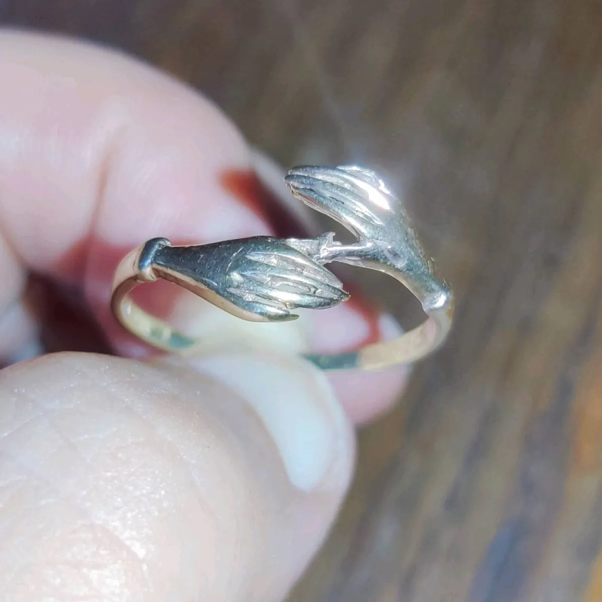 HUGGING ARMS, RARE 9CT THICK Yellow Gold Ring ! - Image 1