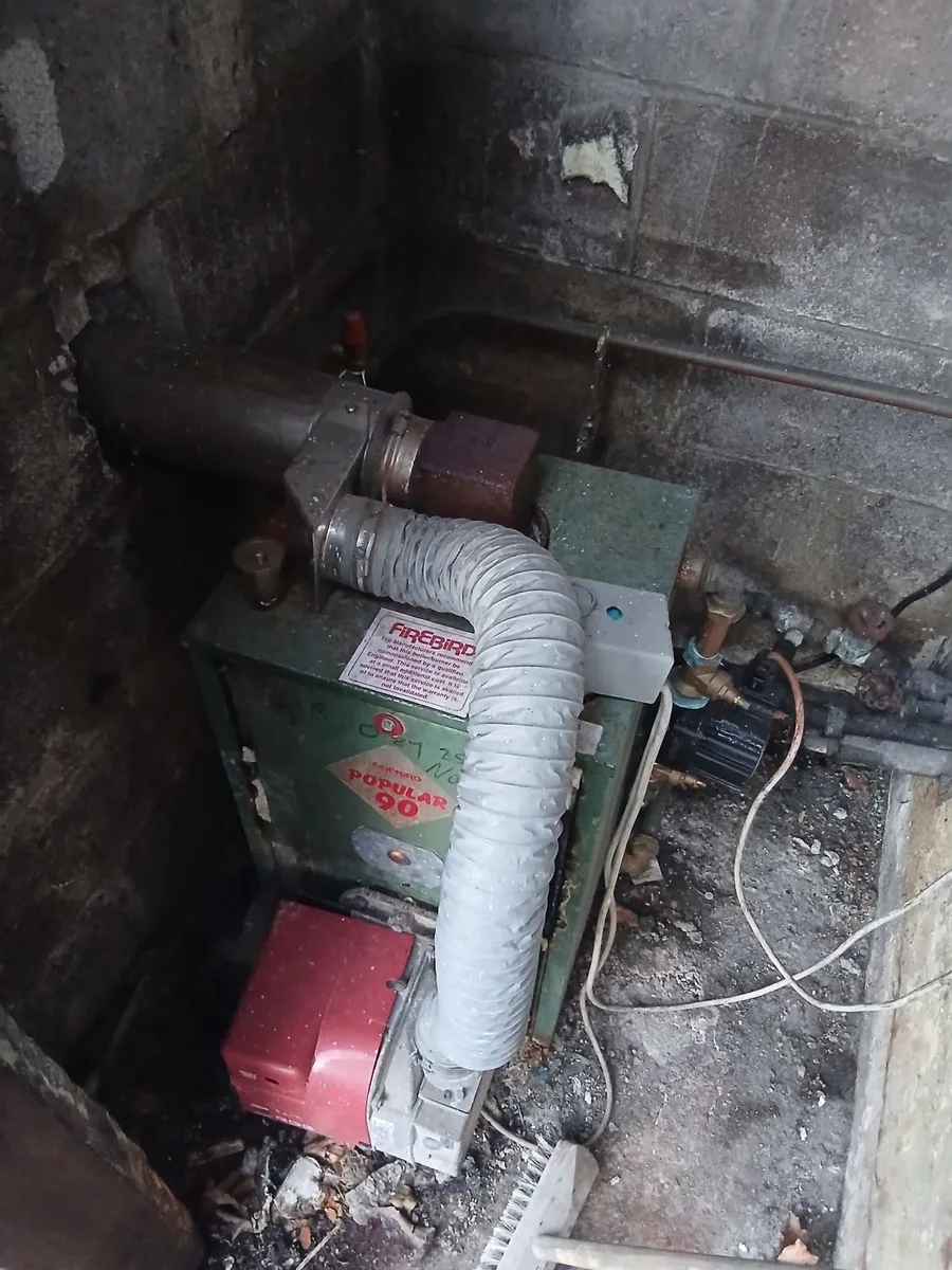 Oil burner and oil tank for sale - Image 1