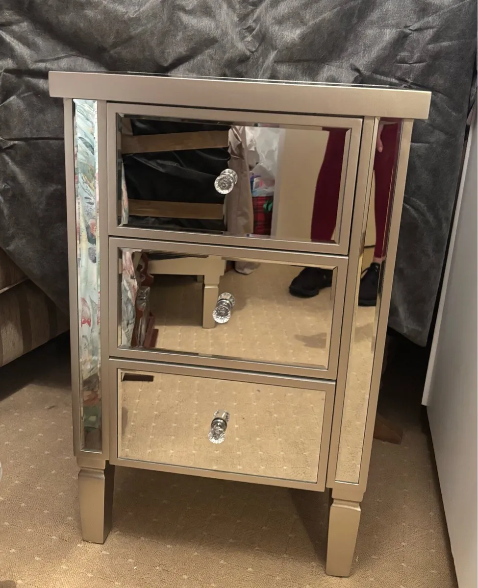 Bevelled mirrored bedside lockers - Image 1