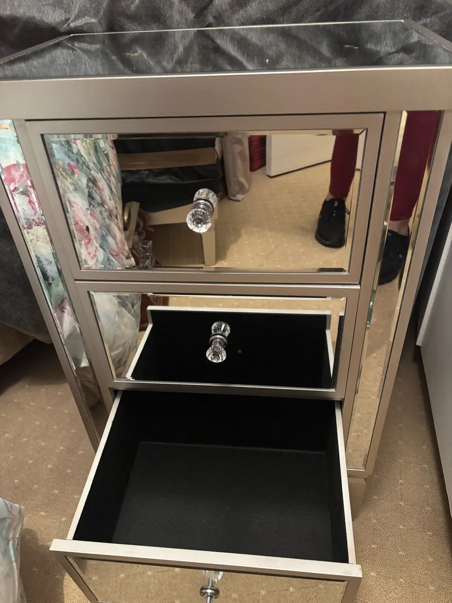 Bevelled mirrored bedside lockers - Image 3