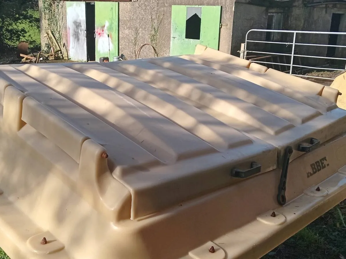 Fertiliser spreader - Image 1