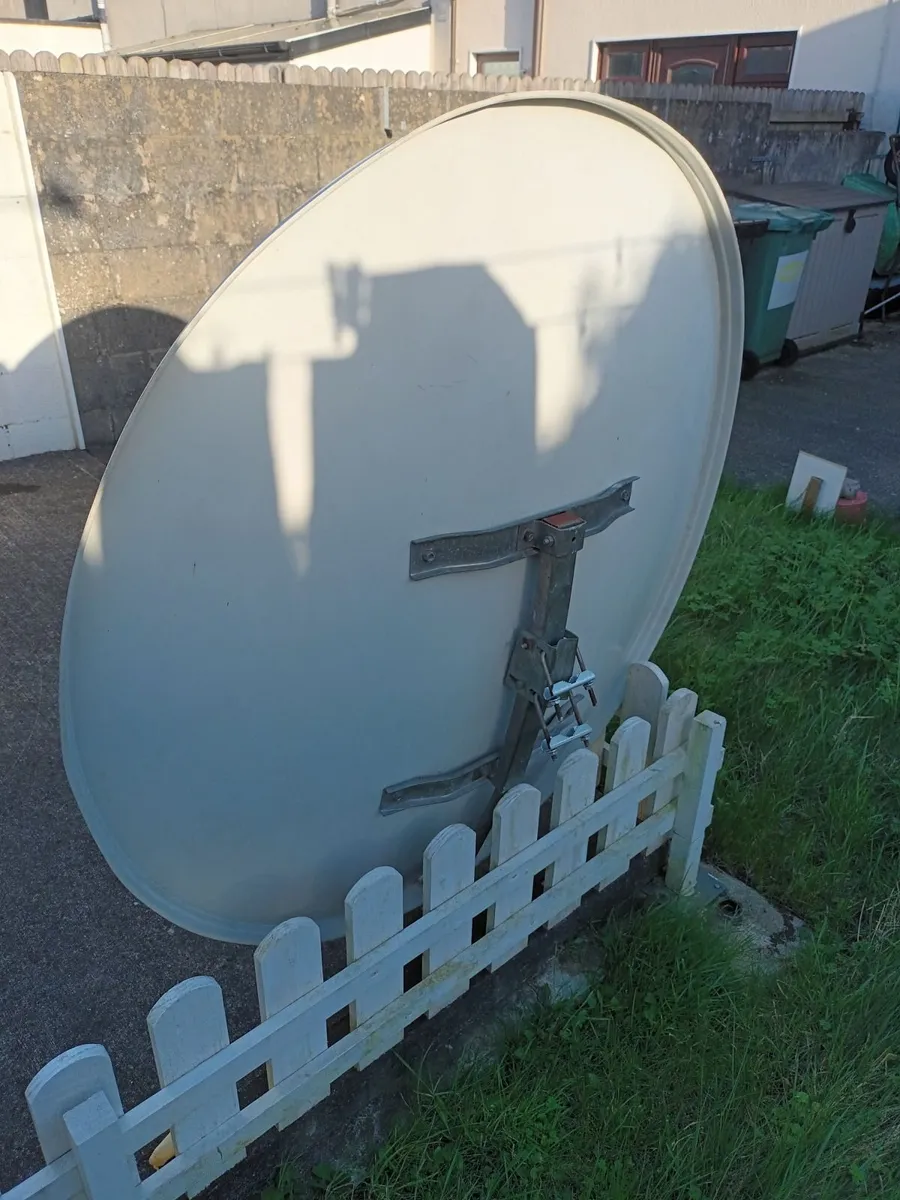 Large 140cm Satellite Dish - Image 3