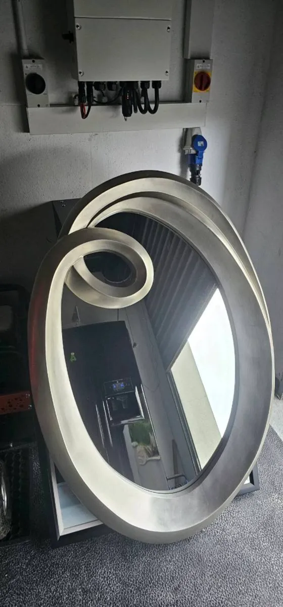 Mirrors and pictures - Image 2