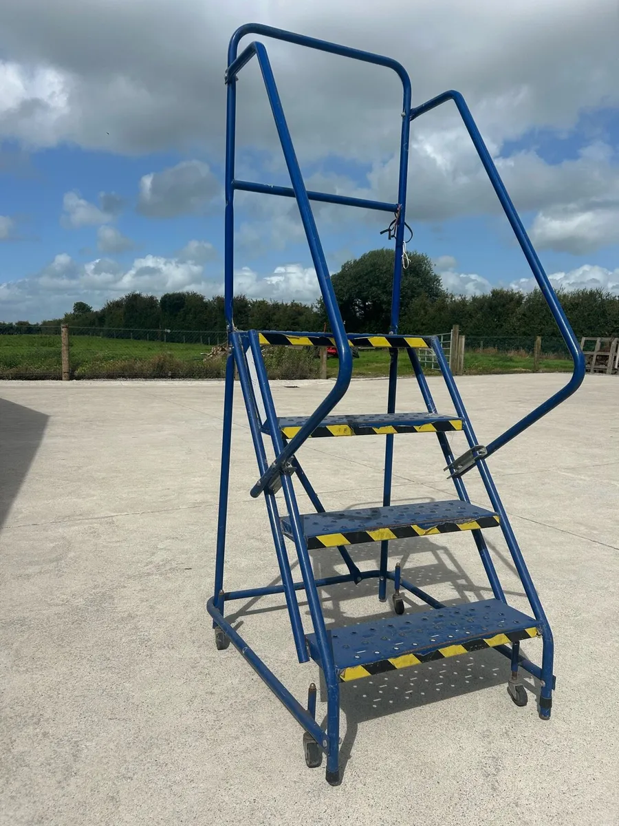 Platform steps - Image 1