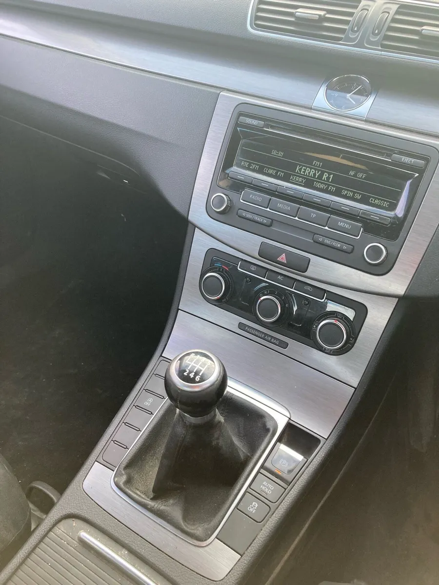 VOLKSWAGEN PASSAT - Image 4