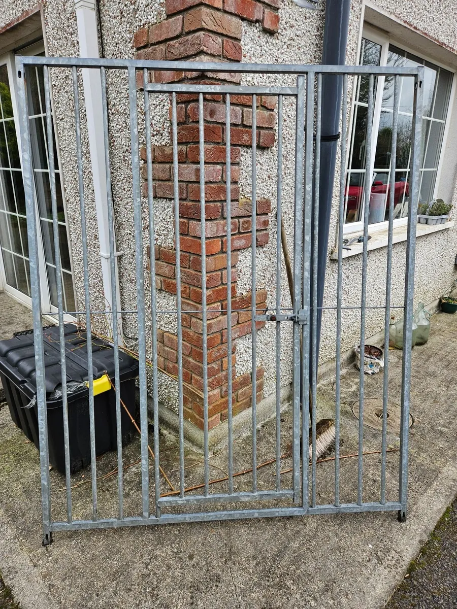 Dog pen 3m x 1.5m - Image 3