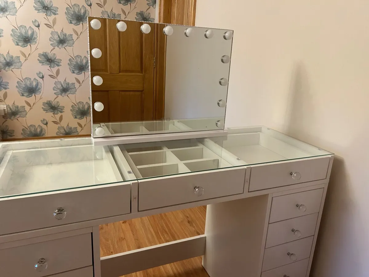 Vanity desk and Hollywood mirror - Image 1