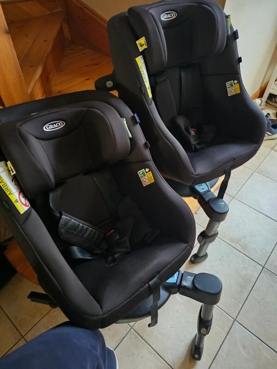 Graco 360 car seat (x2) - Image 1