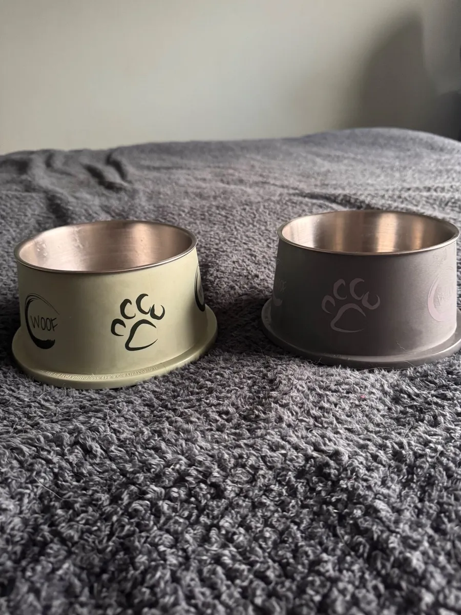 Dog beds, bowls, collar and lead - Image 2