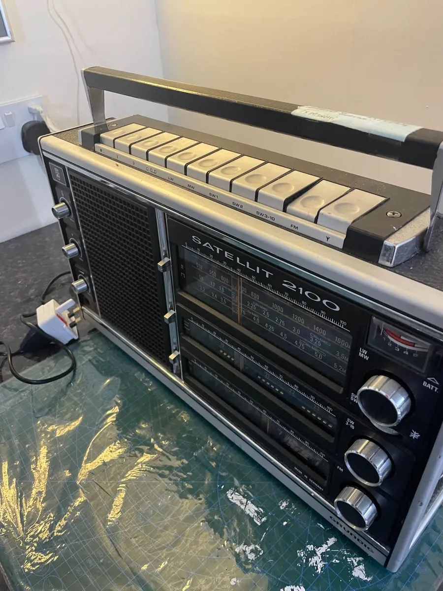 Vintage Grundig Satellit Radio - Image 2