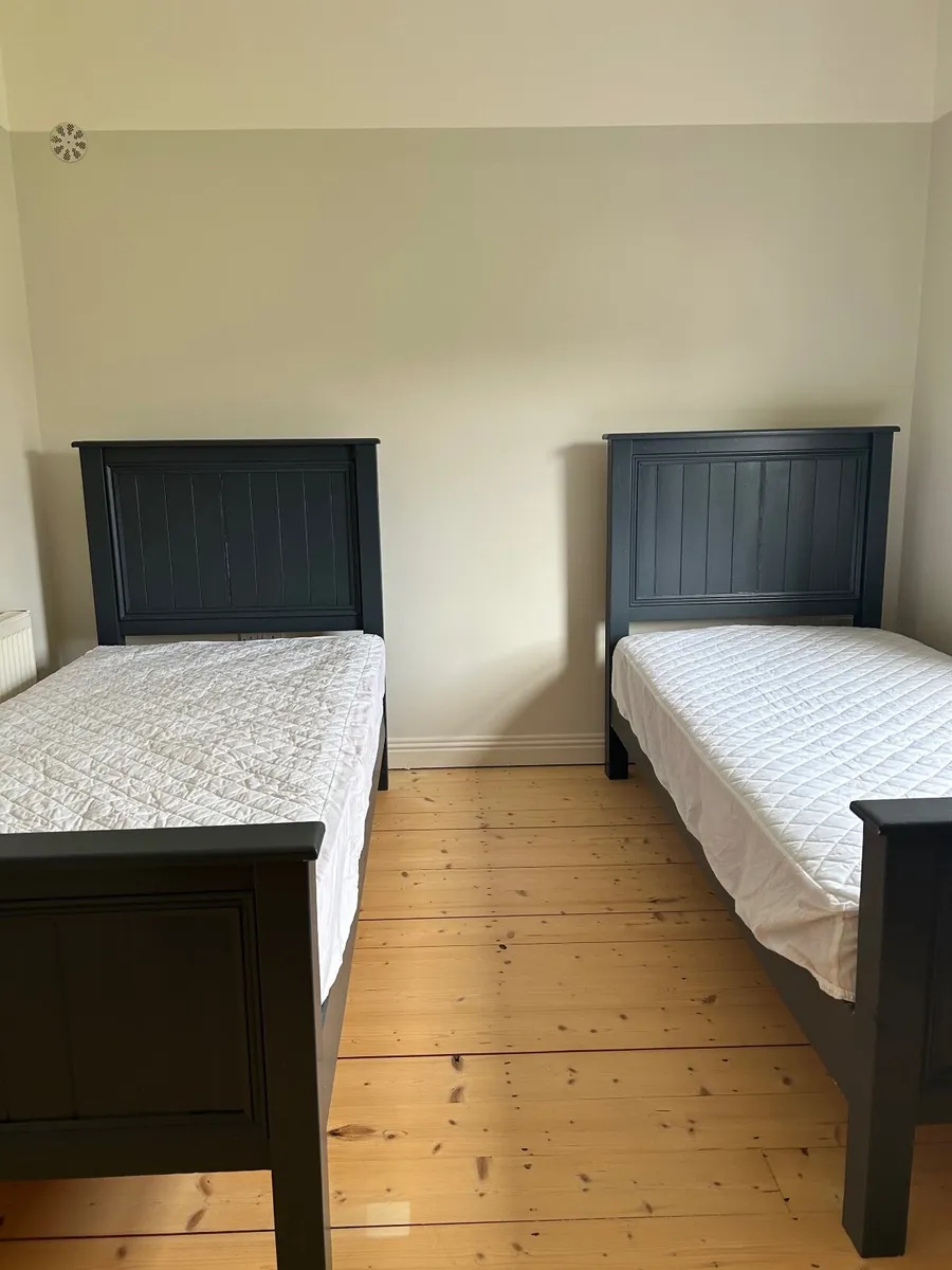 Two solid timber single beds - Image 4