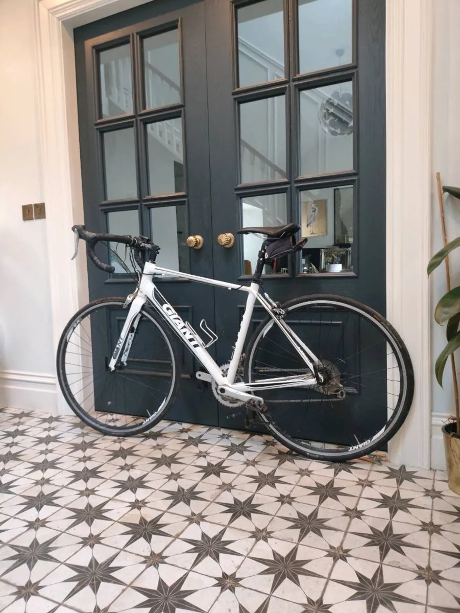 Giant Defy 3 Road Bike, Medium,Excellent Condition - Image 2