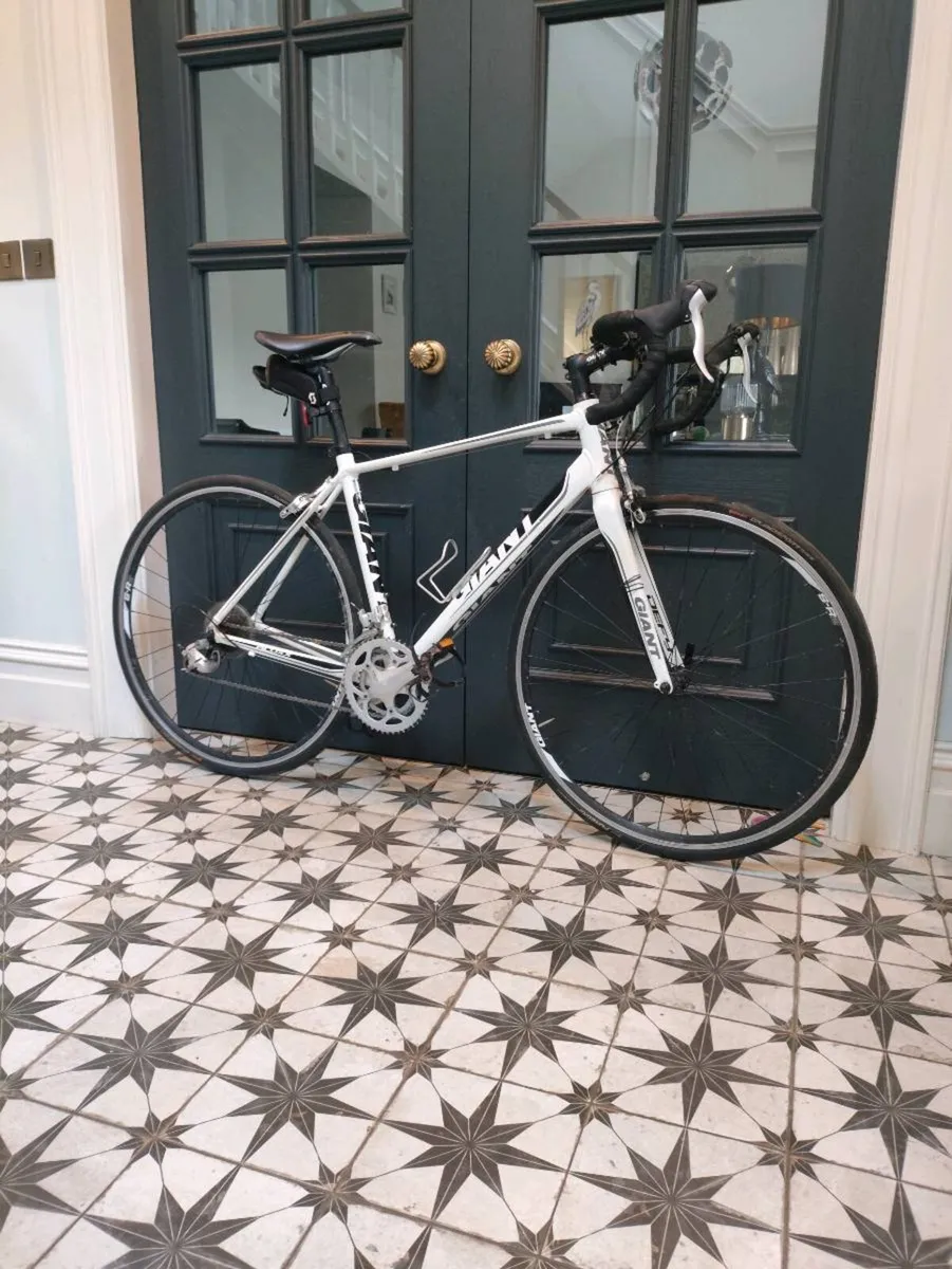 Giant Defy 3 Road Bike, Medium,Excellent Condition - Image 3