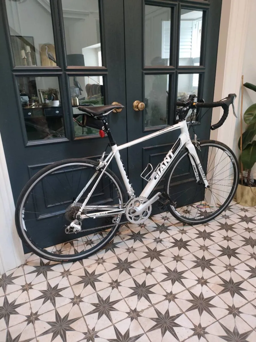 Giant Defy 3 Road Bike, Medium,Excellent Condition - Image 4