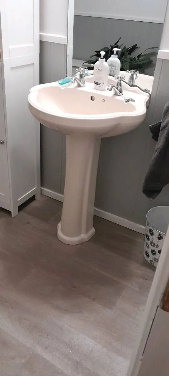 Sink + pedestal + contoured mirror - Image 2