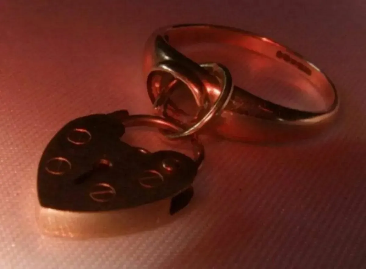 Vintage 9ct Gold Padlock Charm Ring - Image 2