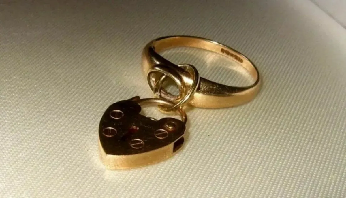 Vintage 9ct Gold Padlock Charm Ring - Image 1
