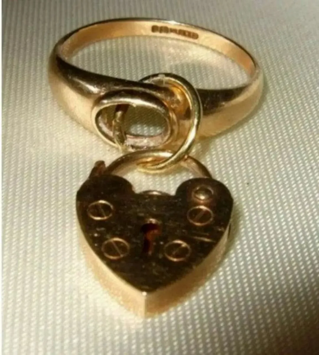Vintage 9ct Gold Padlock Charm Ring - Image 3