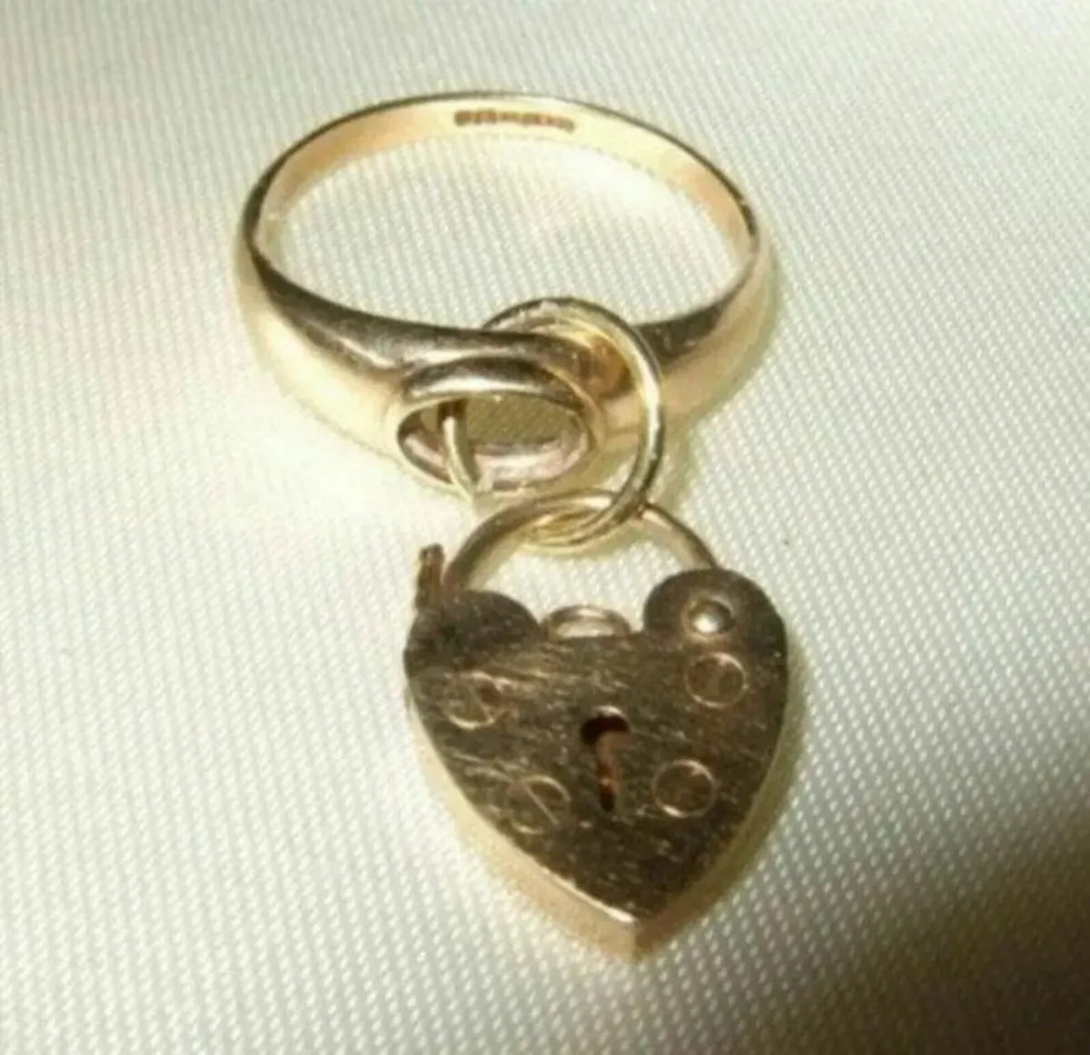 Vintage 9ct Gold Padlock Charm Ring - Image 4
