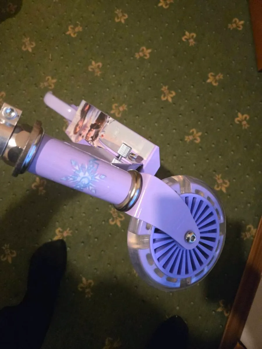 Girls scooter - Image 1