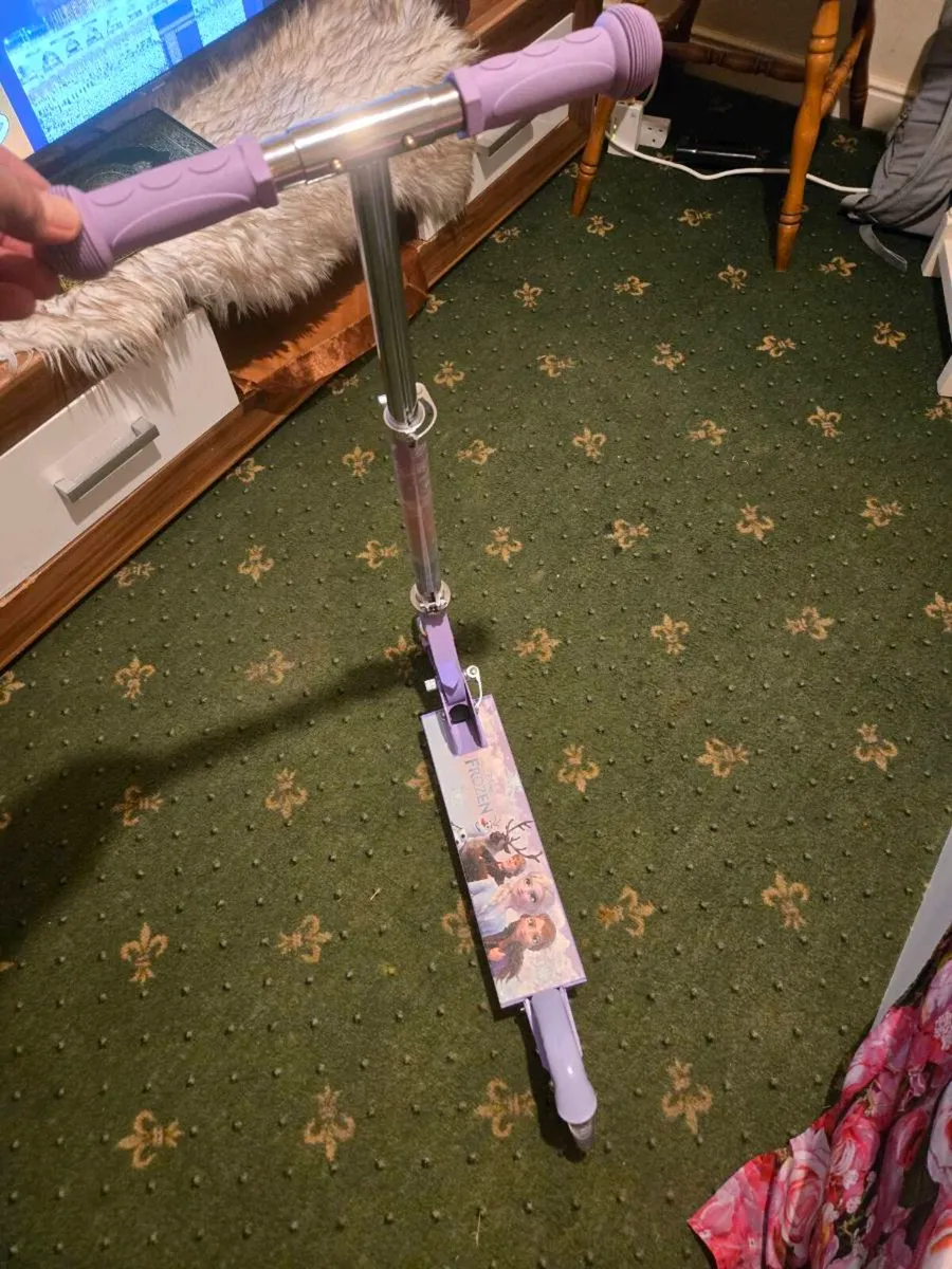 Girls scooter - Image 2