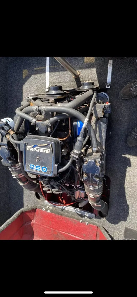 V8 Ski Boat - Image 3