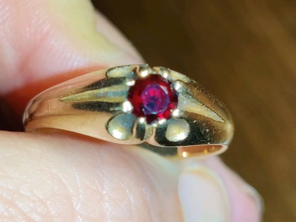 CHUNKY RED GARNET, 9CT Gold 3.14g Vintage Ring ! - Image 1