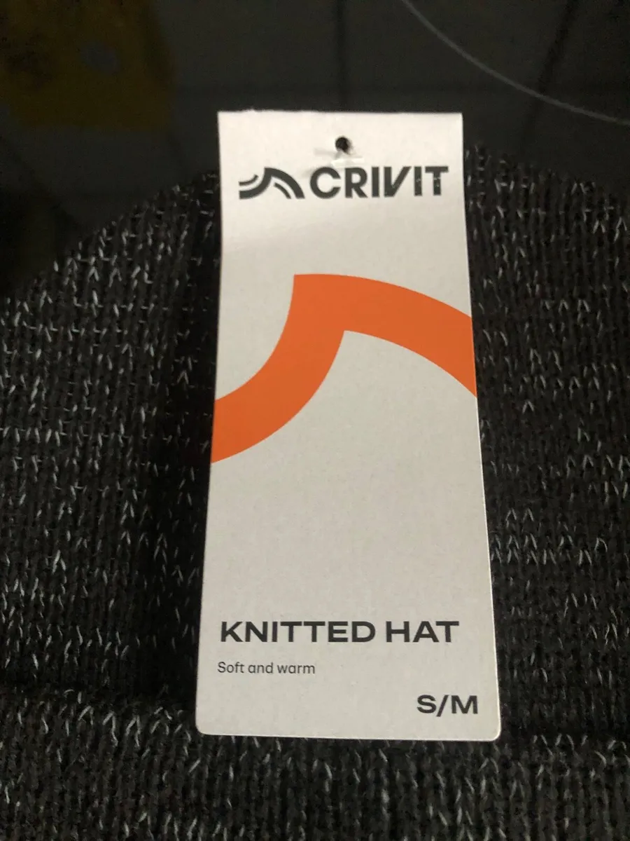 Boys BNWT hat S /M €5 - Image 3