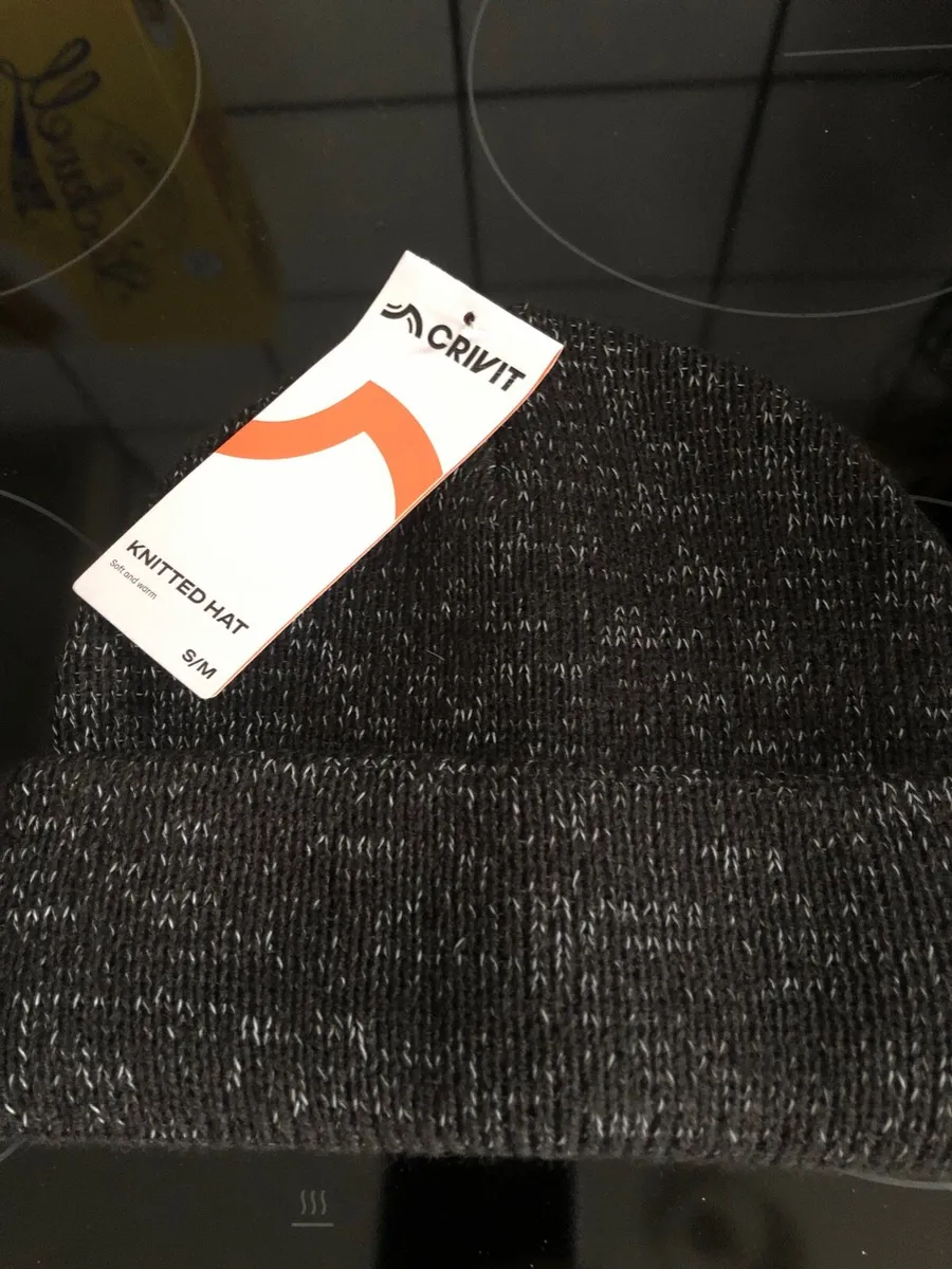 Boys BNWT hat S /M €5 - Image 4