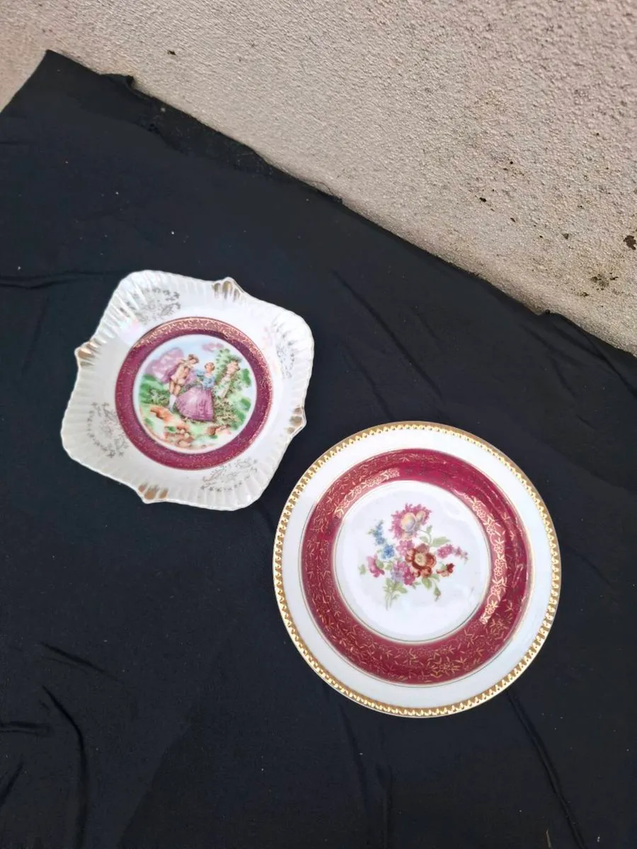 2 porcelain display plates - Image 1