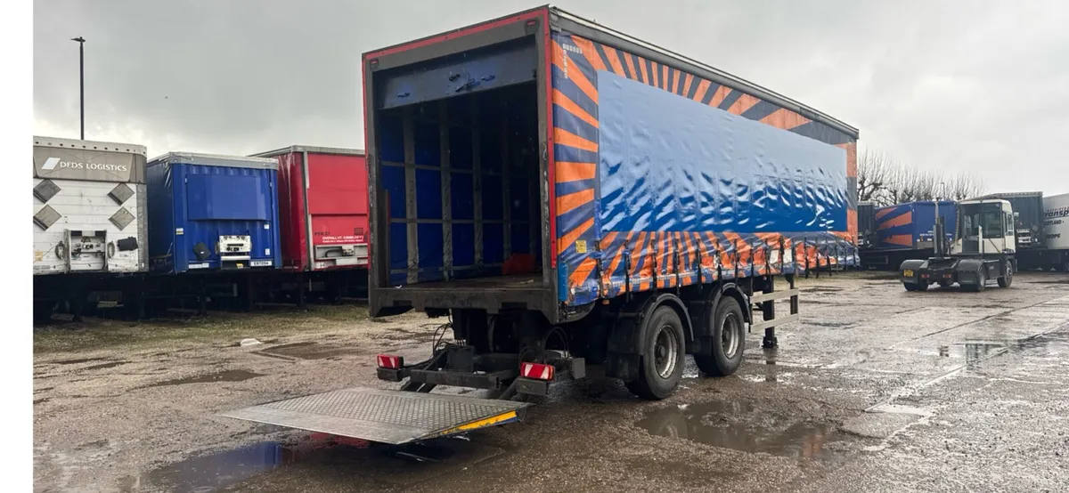 2015 urban 10.2 Long Curtainsider Rear steering - Image 1