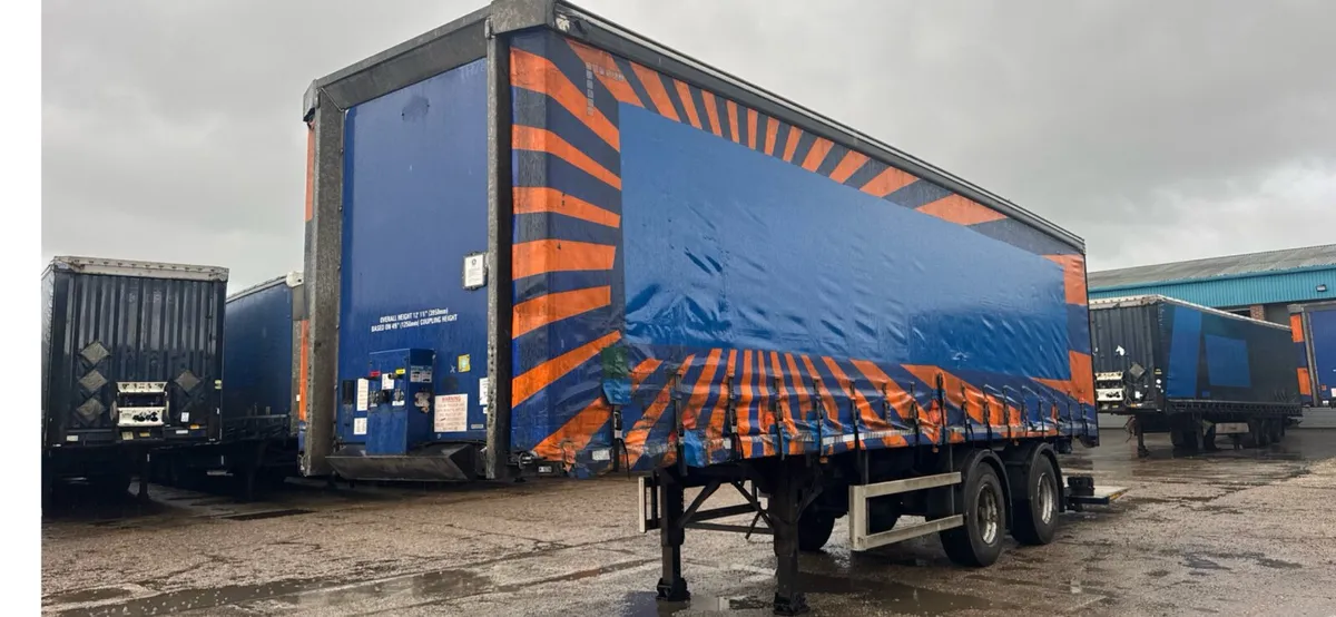 2015 urban 10.2 Long Curtainsider Rear steering - Image 3