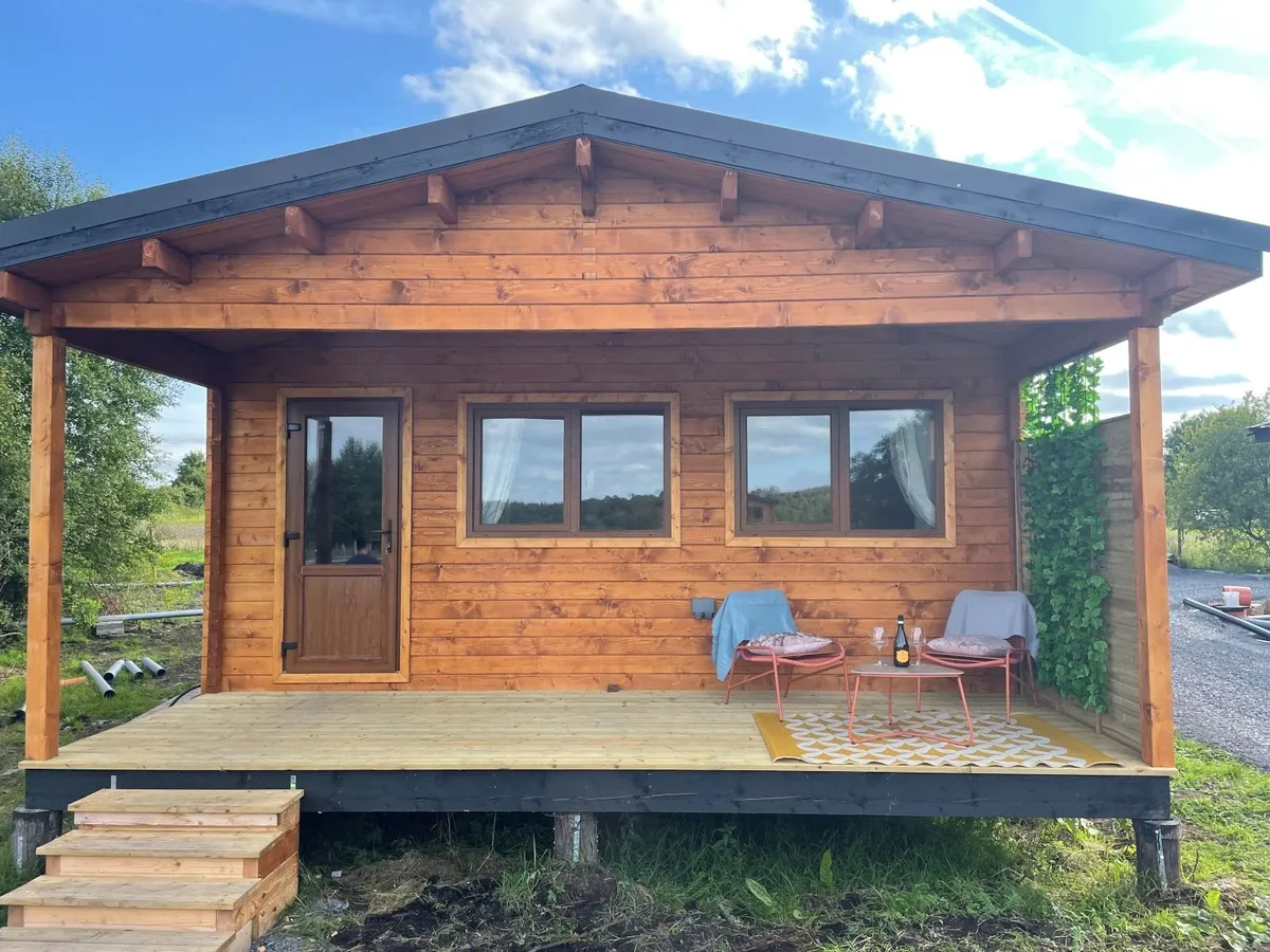 2 Bedroom Log Cabin - Image 4