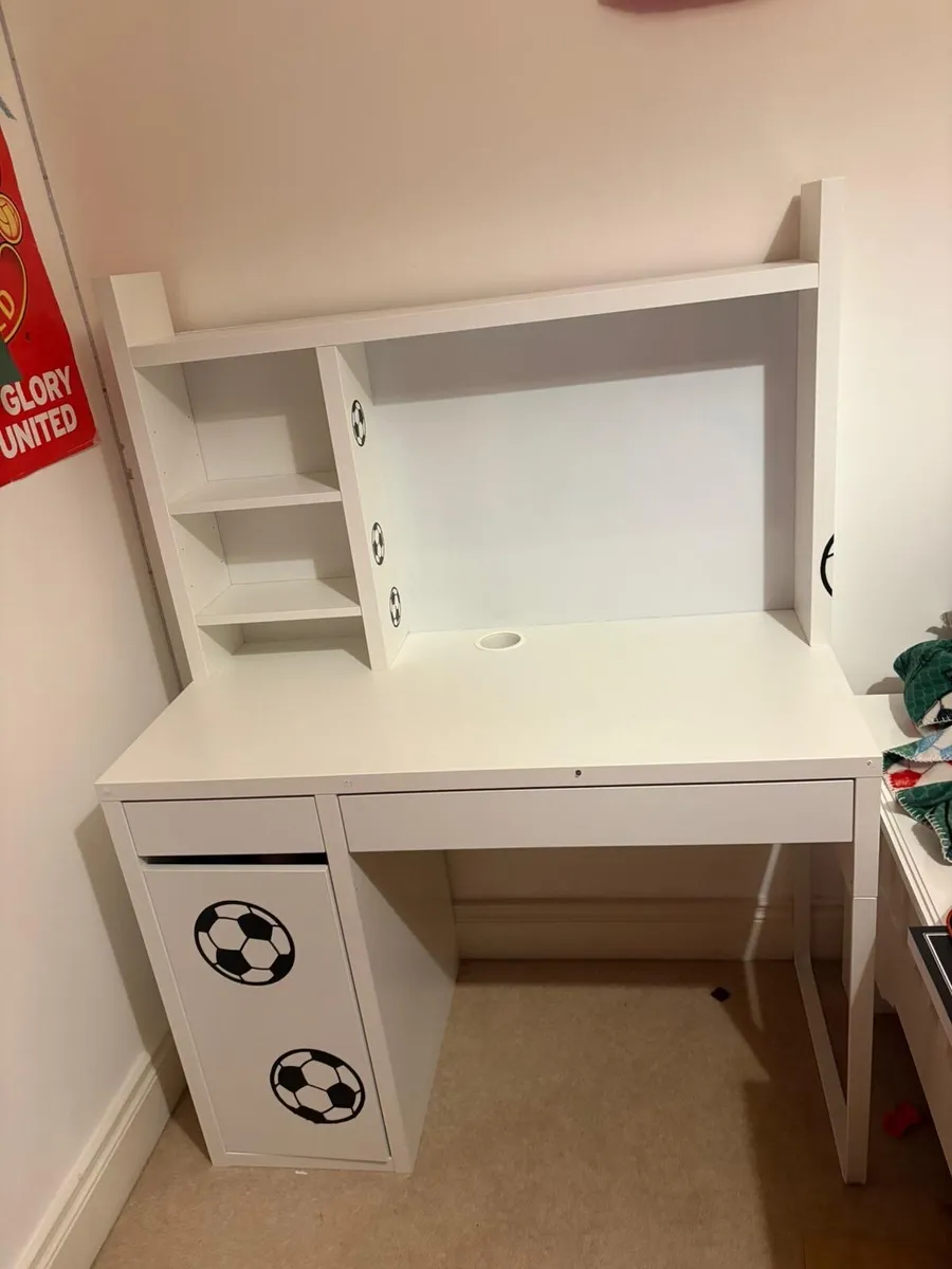 Child’s study desk - Image 1