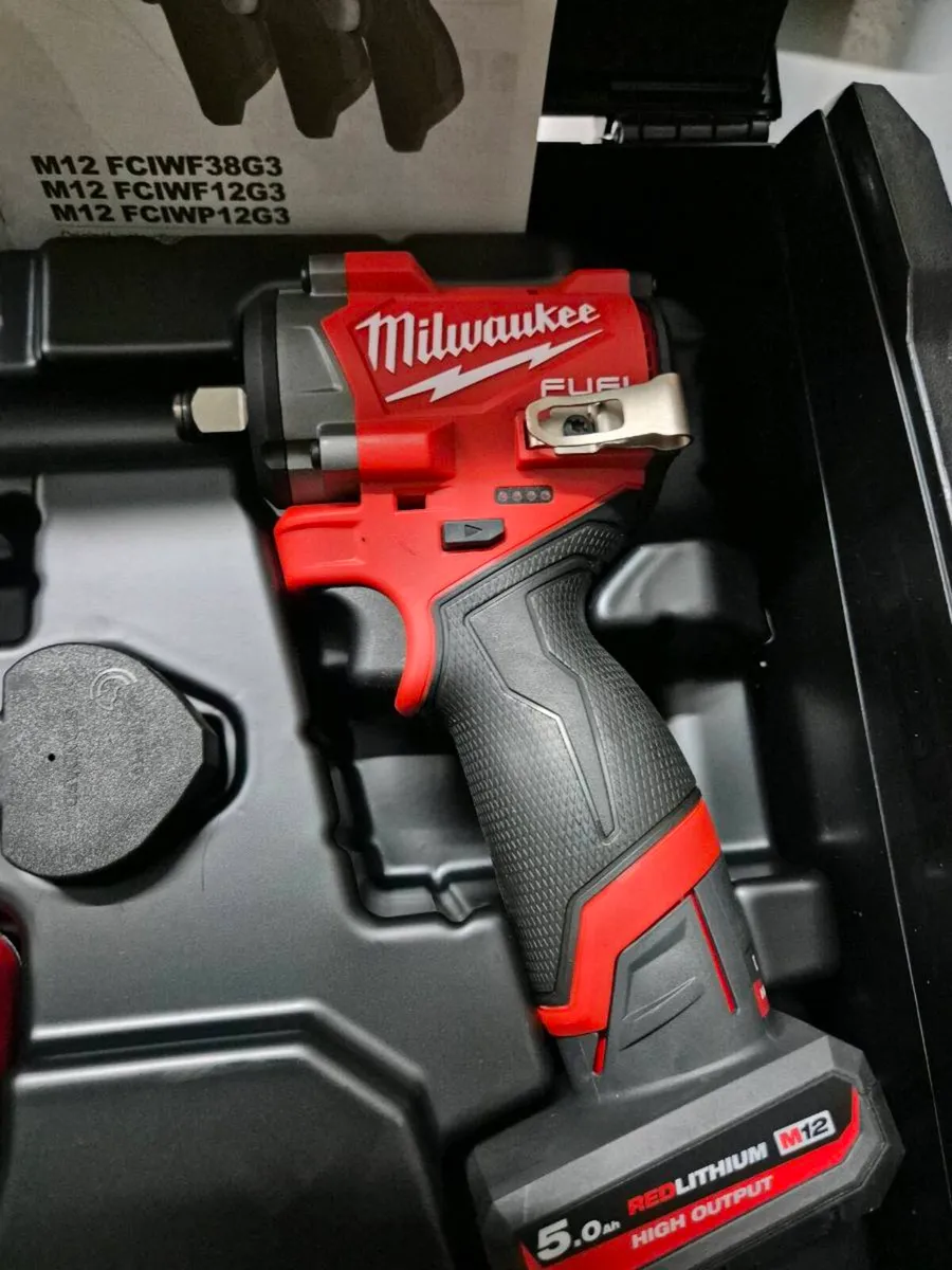 Milwaukee M12 3/8' Stubby Impact Wrench Kit - Image 2
