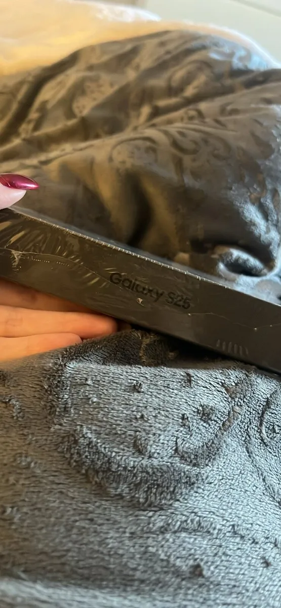Brand New Unopened Galaxy S25 - Image 2